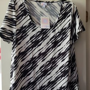 NWT Lularoe Black and White Classic Tee Size XL.